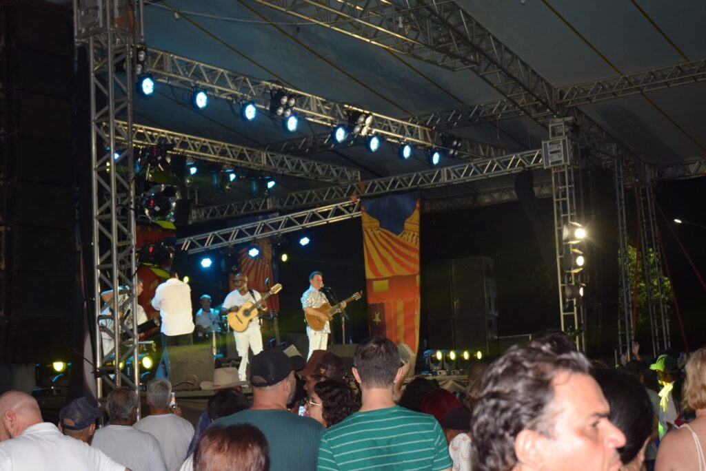 5 mil pessoas participaram da Festa da Virada em Iguatemi, com o show da dupla nacional Gilberto & Gilmar