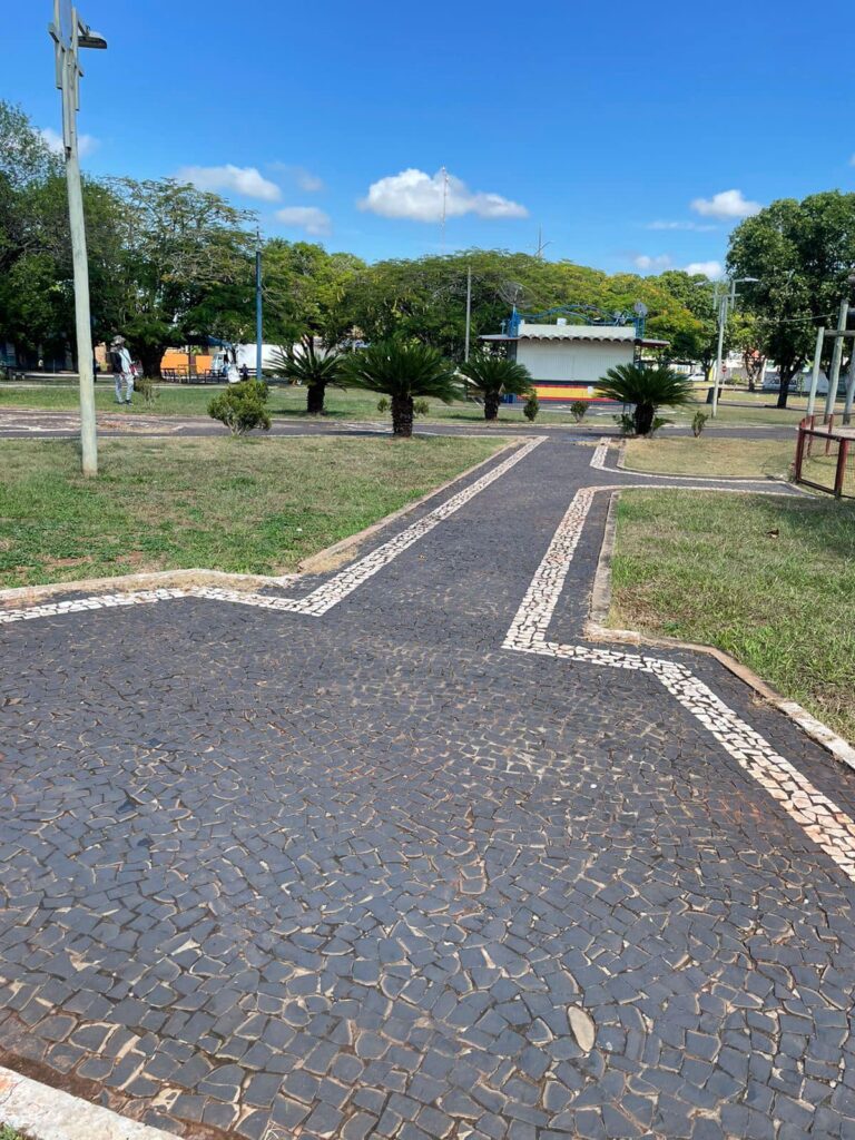 Prefeitura de Iguatemi intensifica serviços de limpeza e manutenção em toda a cidade