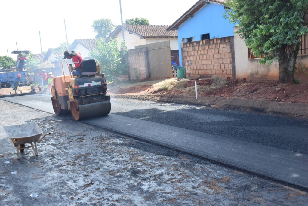 Com obras em todos os cantos, ruas do bairro Jardim dos Eucaliptos II começa a receber asfalto em Iguatemi