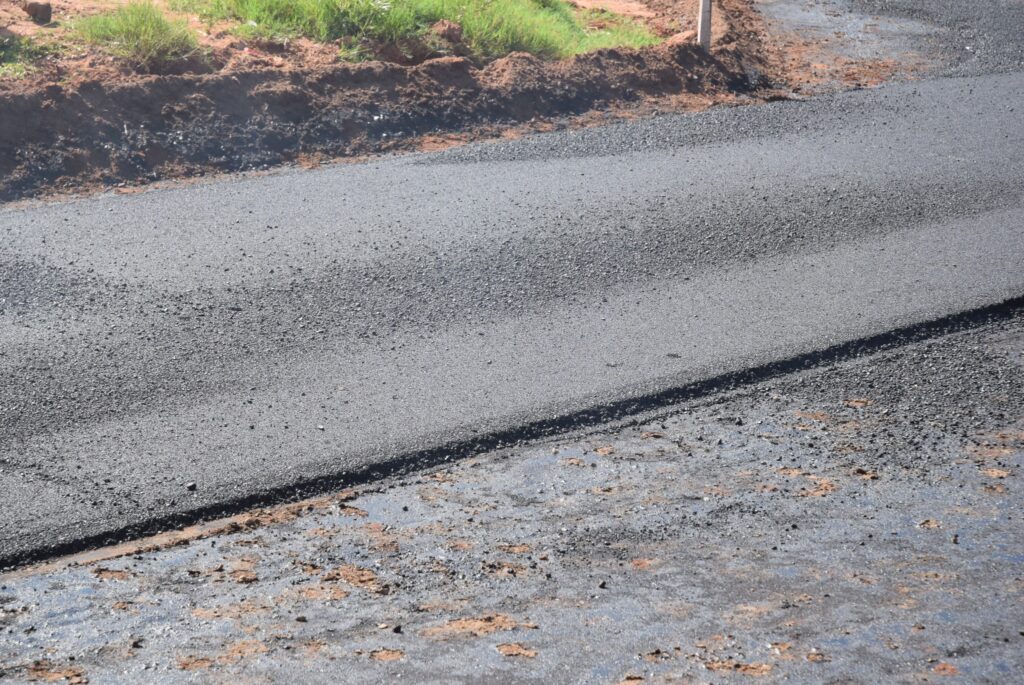 Com obras em todos os cantos, ruas do bairro Jardim dos Eucaliptos II começa a receber asfalto em Iguatemi