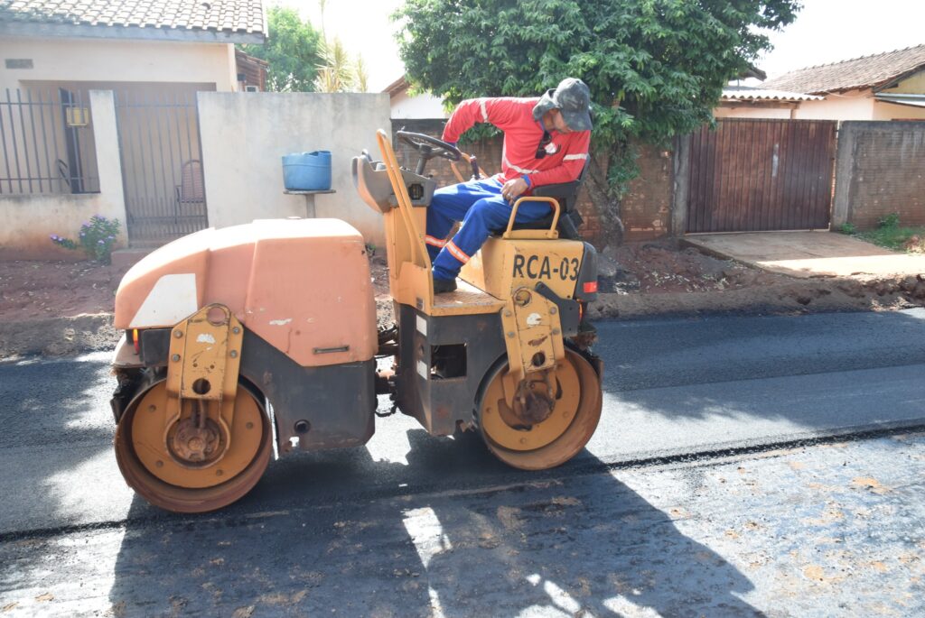 Com obras em todos os cantos, ruas do bairro Jardim dos Eucaliptos II começa a receber asfalto em Iguatemi