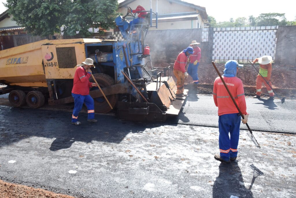 Com obras em todos os cantos, ruas do bairro Jardim dos Eucaliptos II começa a receber asfalto em Iguatemi