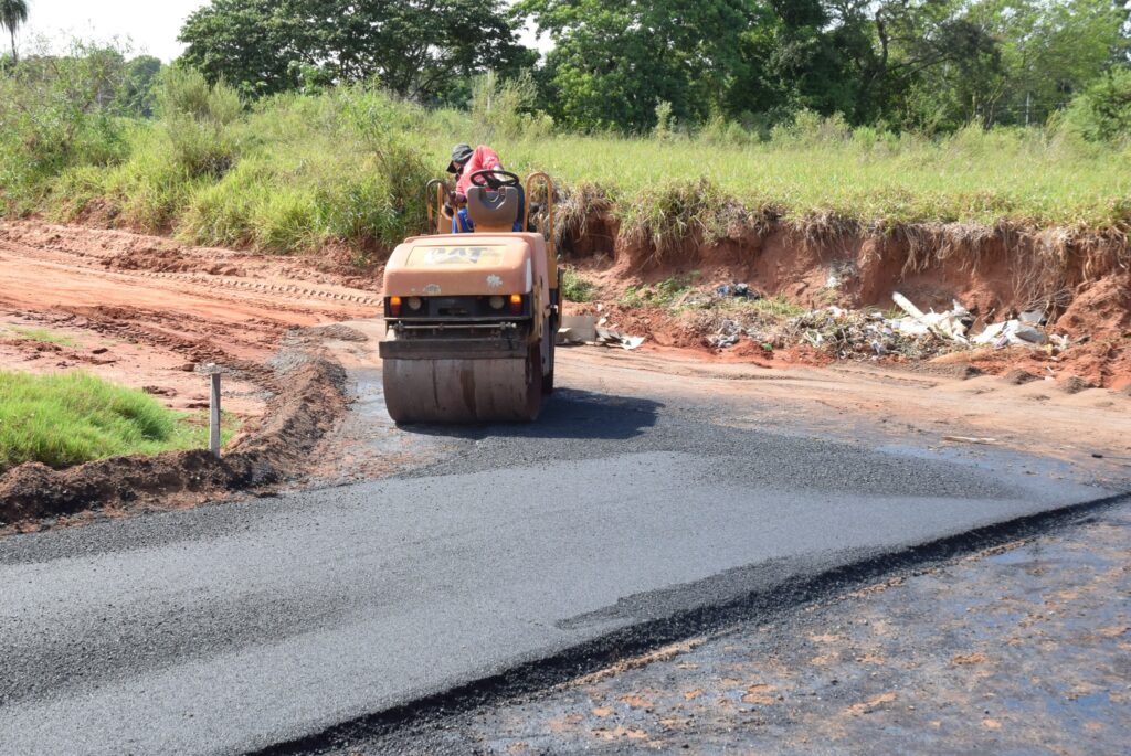 Com obras em todos os cantos, ruas do bairro Jardim dos Eucaliptos II começa a receber asfalto em Iguatemi