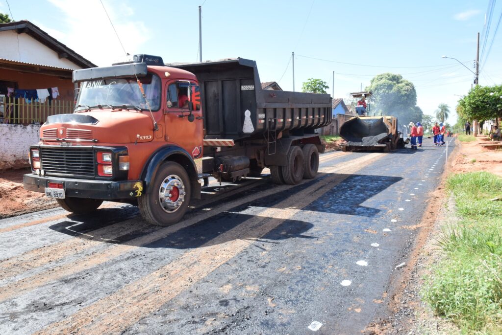 Com obras em todos os cantos, ruas do bairro Jardim dos Eucaliptos II começa a receber asfalto em Iguatemi