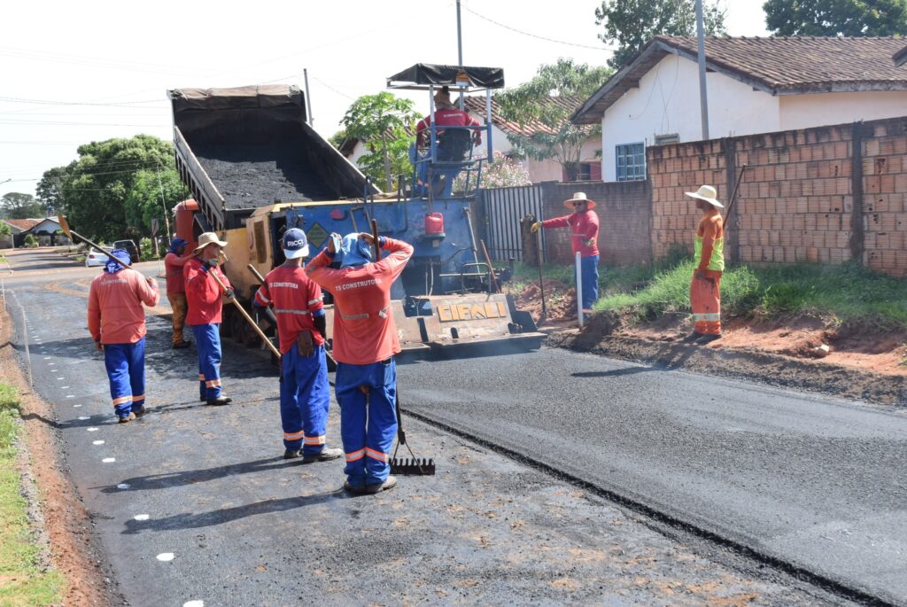 Com obras em todos os cantos, ruas do bairro Jardim dos Eucaliptos II começa a receber asfalto em Iguatemi