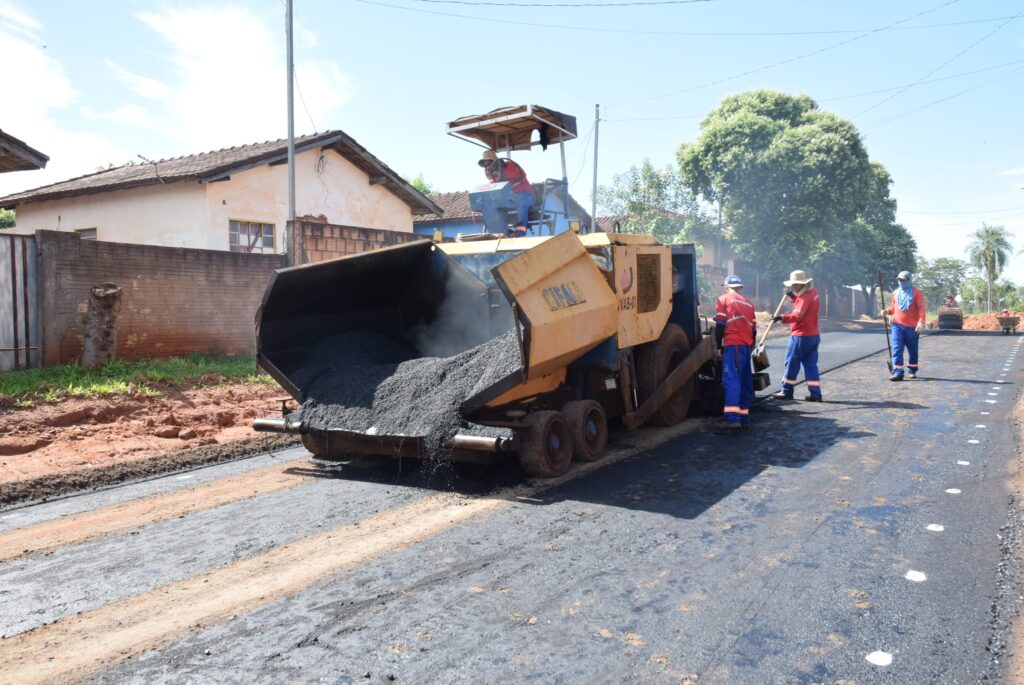 Com obras em todos os cantos, ruas do bairro Jardim dos Eucaliptos II começa a receber asfalto em Iguatemi