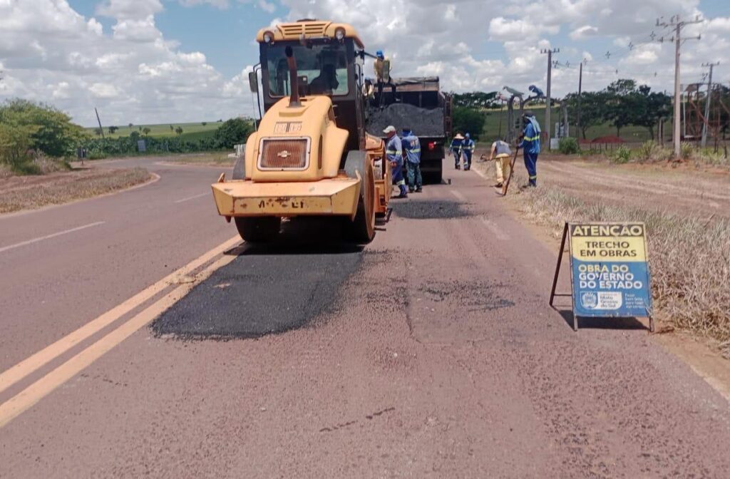 Governo do Estado intensifica reparos de rodovias em Amambai e região