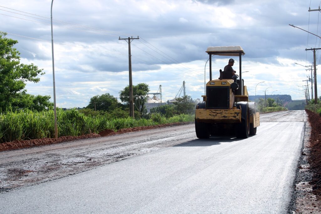 Prossegue a obra de recapeamento, novo asfalto e iluminação de LED na Avenida Mato Grosso em Naviraí