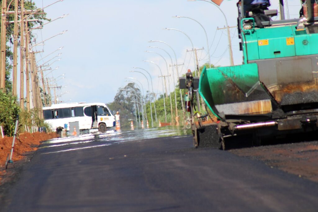 Prossegue a obra de recapeamento, novo asfalto e iluminação de LED na Avenida Mato Grosso em Naviraí