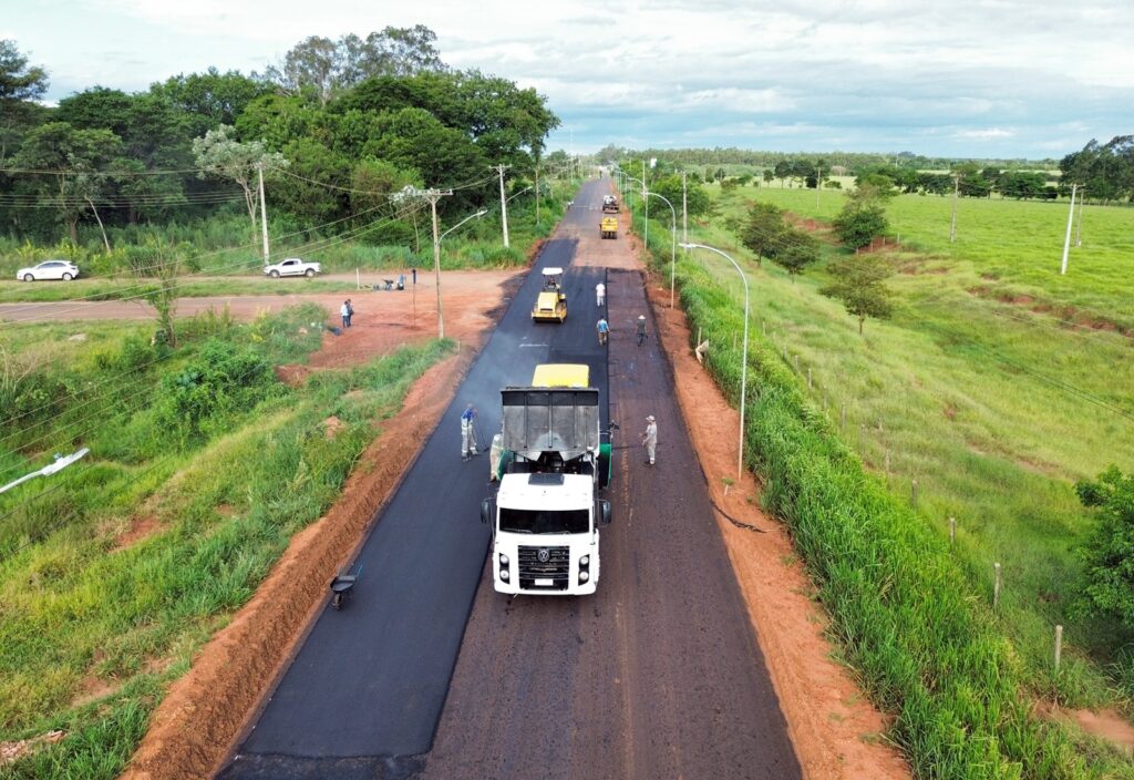 Prossegue a obra de recapeamento, novo asfalto e iluminação de LED na Avenida Mato Grosso em Naviraí