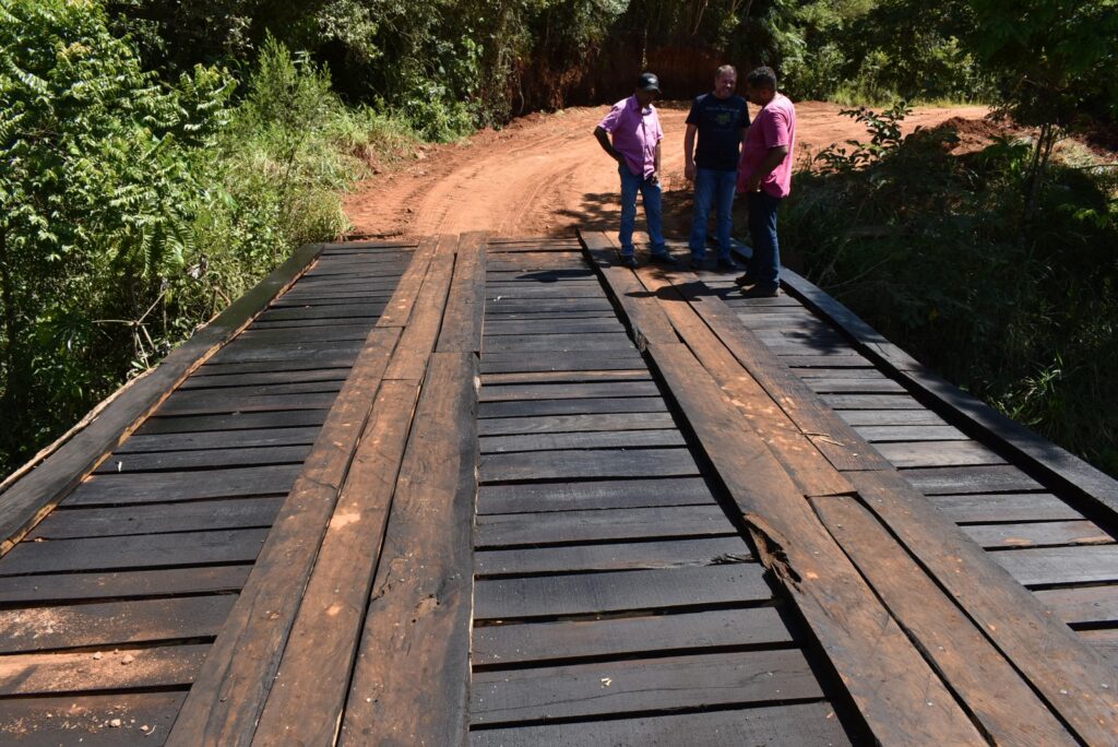 Prefeito visita obra de reforma da ponte sobre o córrego Ypoi  em Paranhos