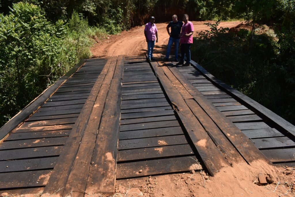 Prefeito visita obra de reforma da ponte sobre o córrego Ypoi  em Paranhos