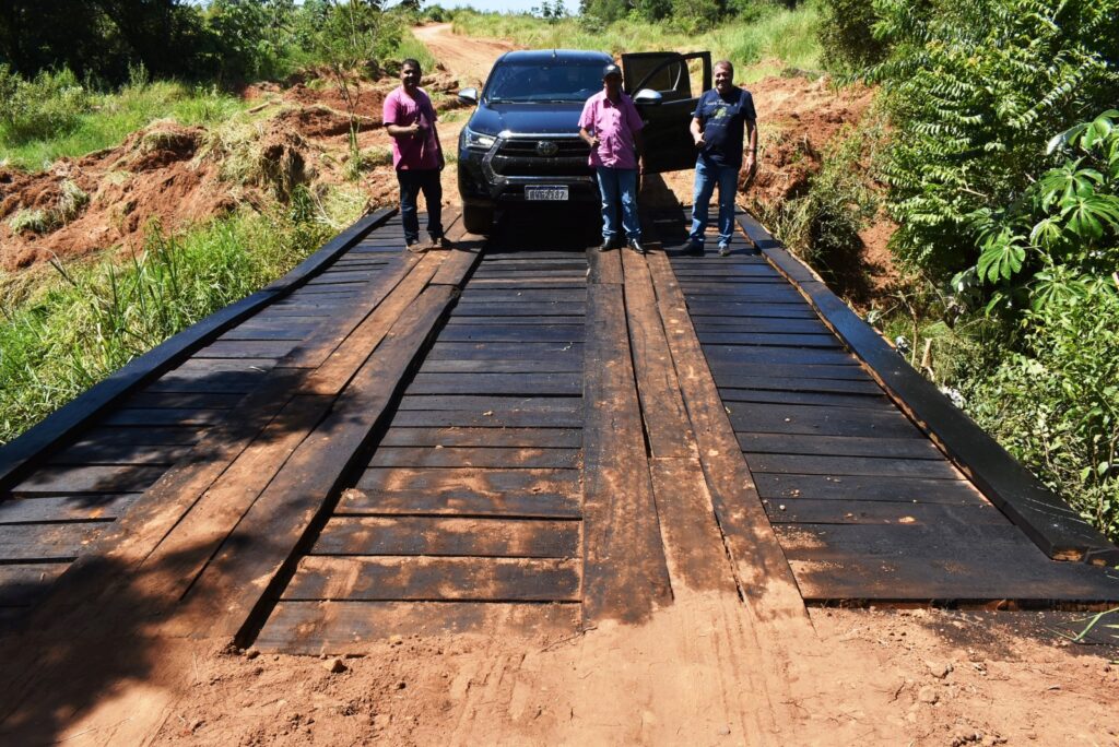 Prefeito visita obra de reforma da ponte sobre o córrego Ypoi  em Paranhos