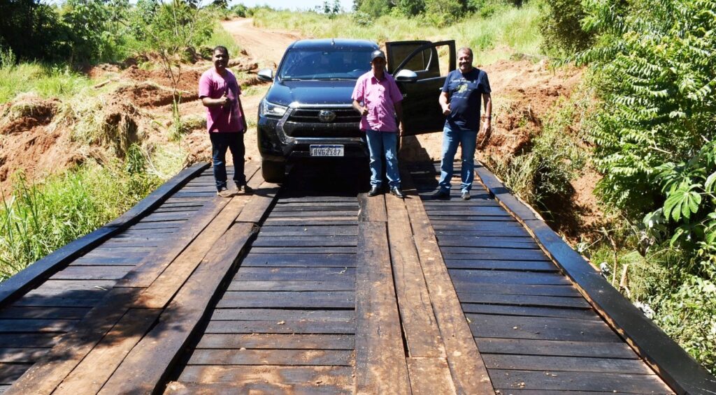 Prefeito visita obra de reforma da ponte sobre o córrego Ypoi  em Paranhos