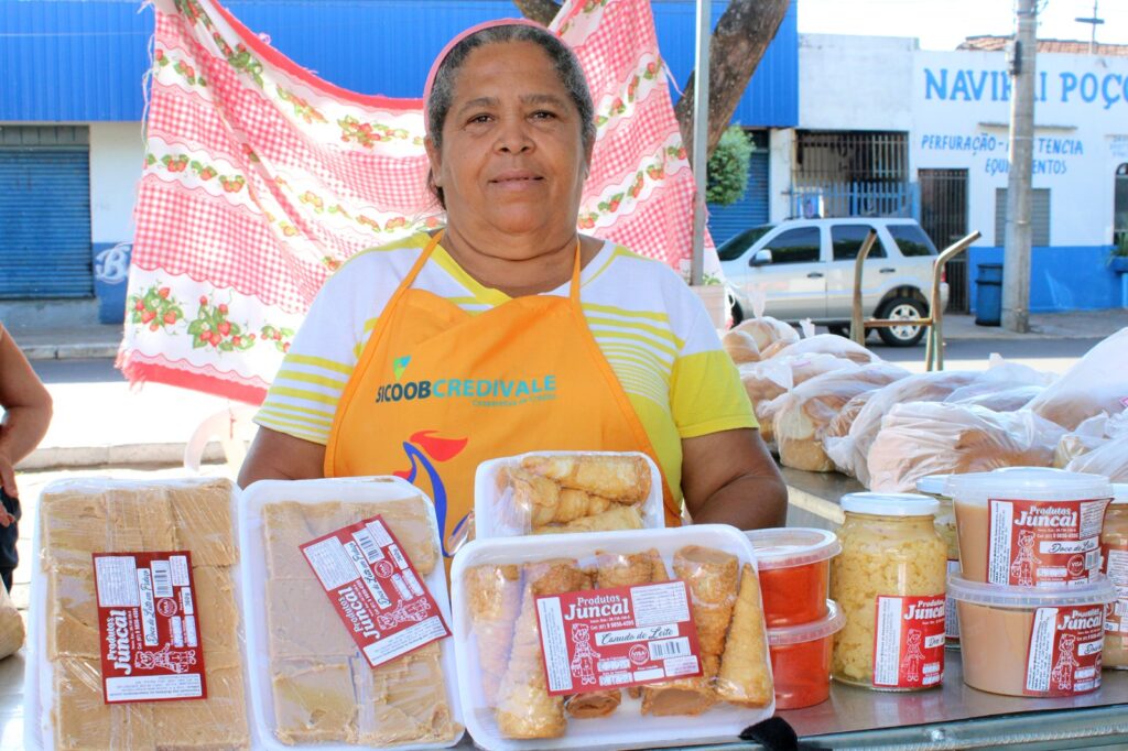 Feira do Galo se consolida como principal fonte de renda para dezenas de agricultores familiares de Naviraí