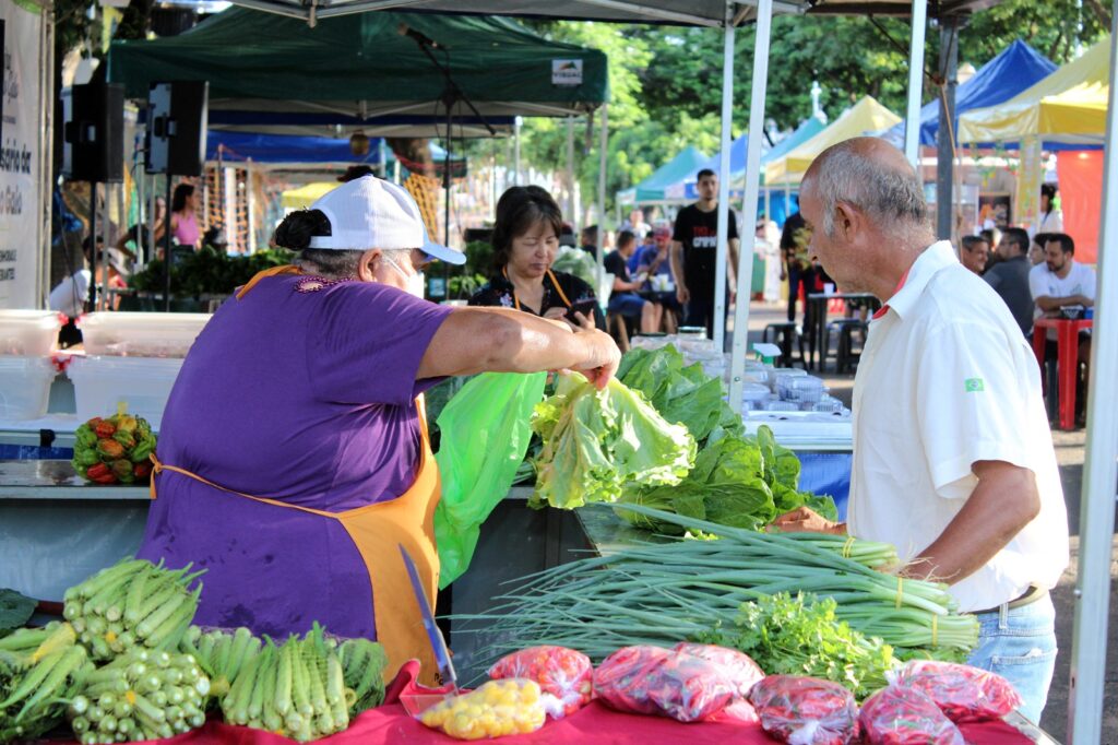 Feira do Galo se consolida como principal fonte de renda para dezenas de agricultores familiares de Naviraí