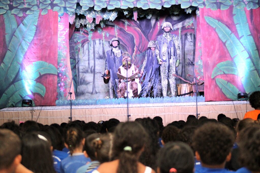 Peça teatral Árvore da Vida foi assistida por mais de 1600 alunos da Rede Municipal de Naviraí