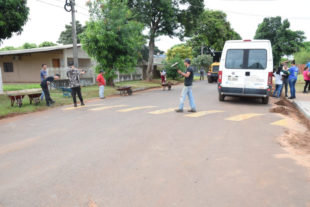 Mutirão de combate à dengue em Iguatemi: equipes da Saúde e da Secretaria de Obras se unem na limpeza da cidade