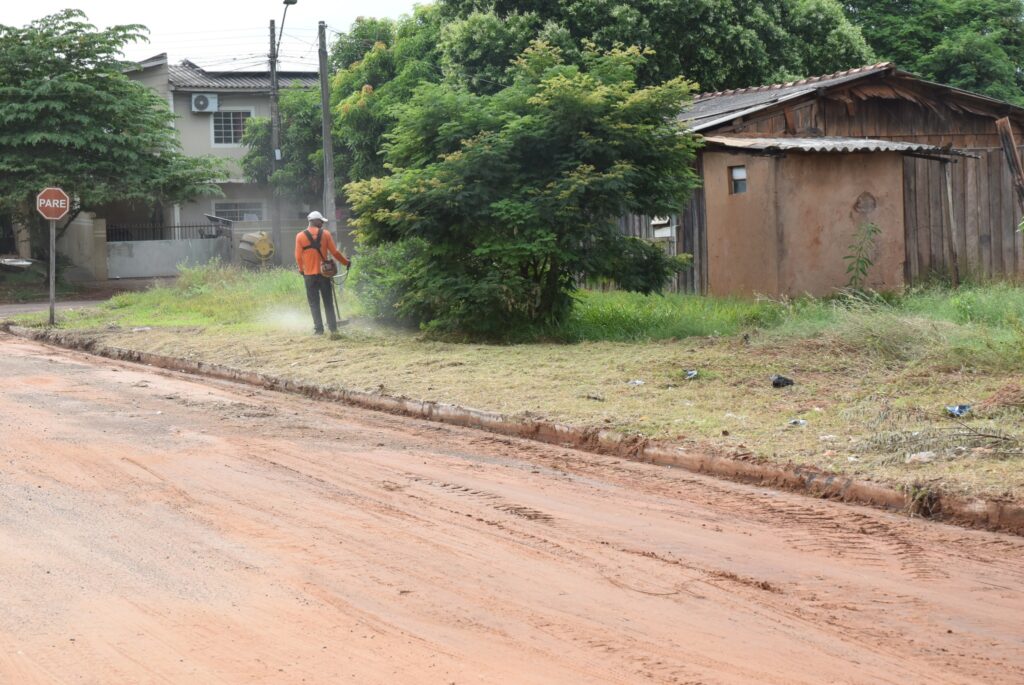 Mutirão de combate à dengue em Iguatemi: equipes da Saúde e da Secretaria de Obras se unem na limpeza da cidade