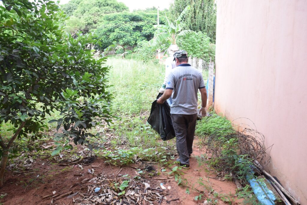 Mutirão de combate à dengue em Iguatemi: equipes da Saúde e da Secretaria de Obras se unem na limpeza da cidade