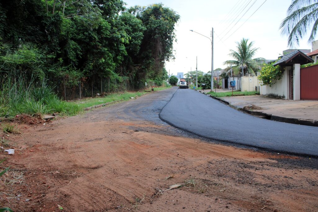 Prefeitura de Naviraí prossegue com obras de recapeamento em ruas e avenidas do município