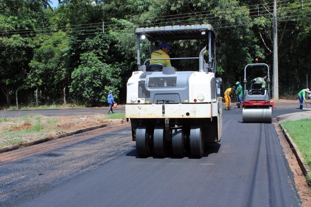 Com obras de recapeamento, Prefeitura de Naviraí leva melhorias a ruas próximas ao Parque do Cumandaí