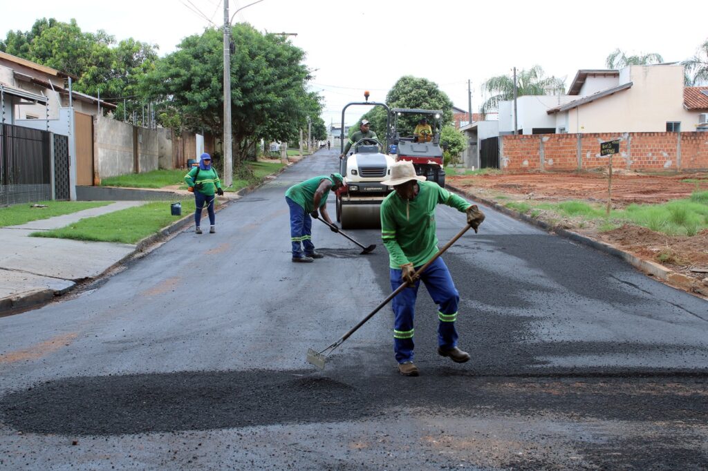 Com obras de recapeamento, Prefeitura de Naviraí leva melhorias a ruas próximas ao Parque do Cumandaí