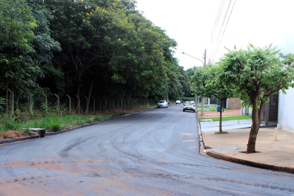 Com obras de recapeamento, Prefeitura de Naviraí leva melhorias a ruas próximas ao Parque do Cumandaí