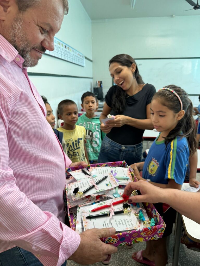 Prefeito Donizete Viaro homenageia funcionárias da prefeitura pelo Dia da Mulher