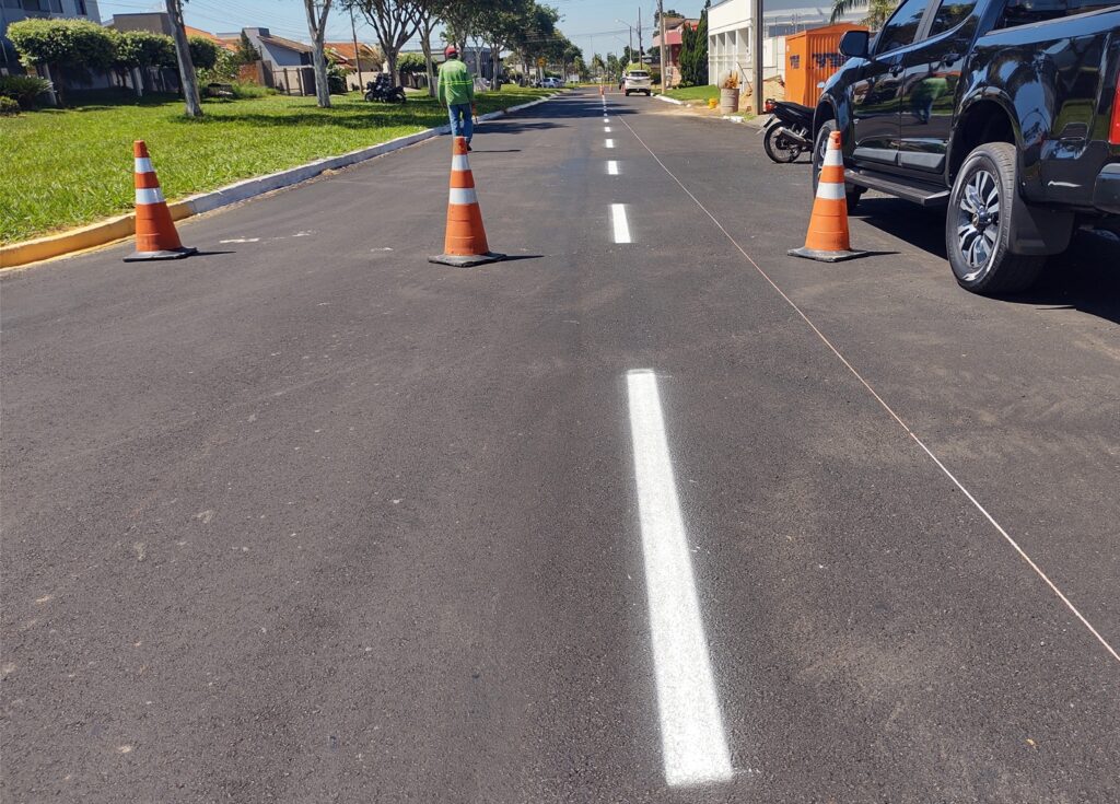 Prefeitura de Naviraí intensifica a restauração da sinalização horizontal de vias públicas do município