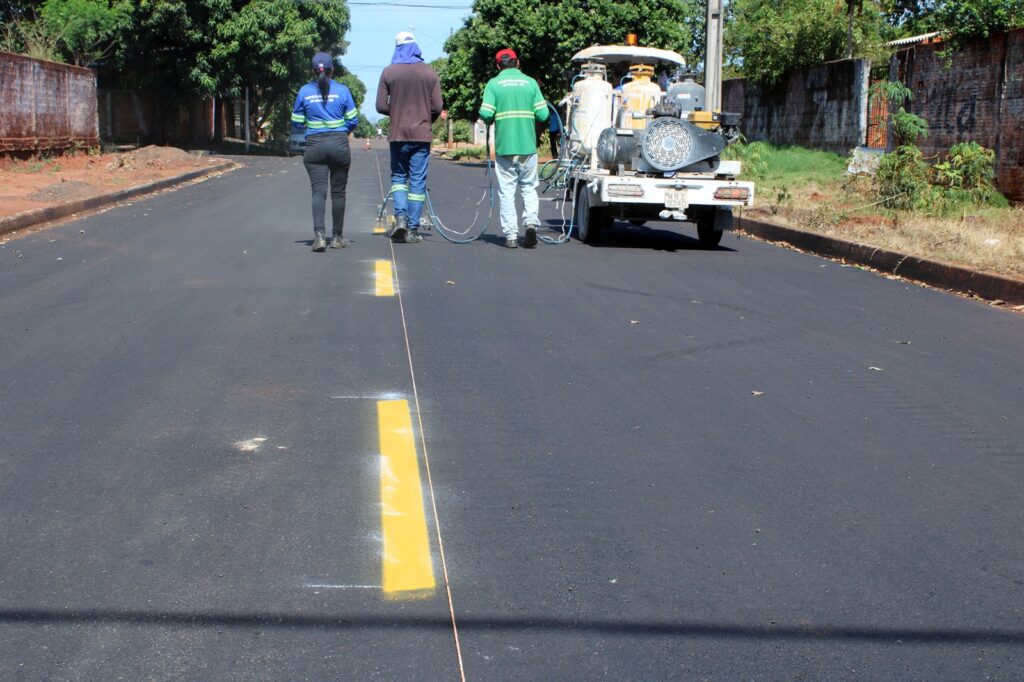 Prefeitura de Naviraí revitaliza sinalização de trânsito de ruas recapeadas no bairro Odércio de Matos