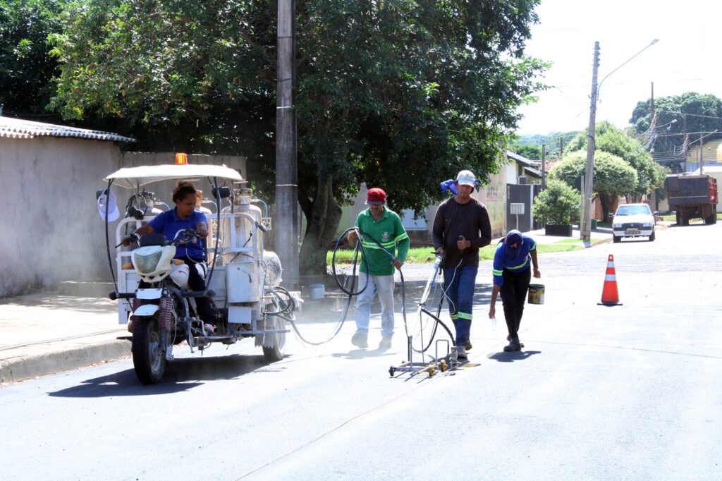 Prefeitura de Naviraí revitaliza sinalização de trânsito de ruas recapeadas no bairro Odércio de Matos