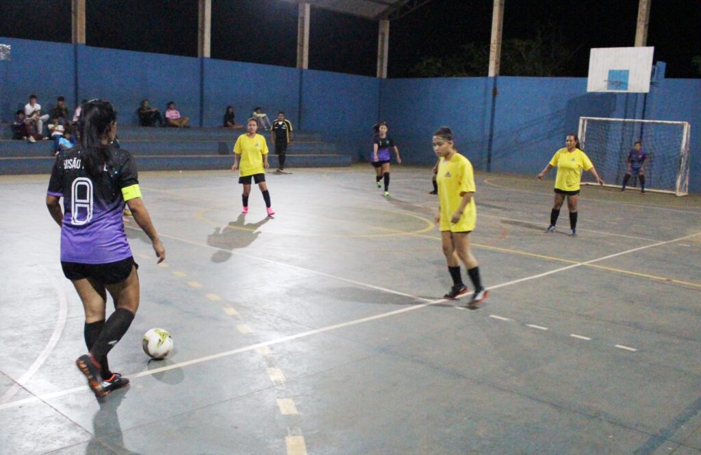 Com 34 equipes campeonato de futsal em alusão a semana dos Povos Indígenas teve início nesta terça em Amambai