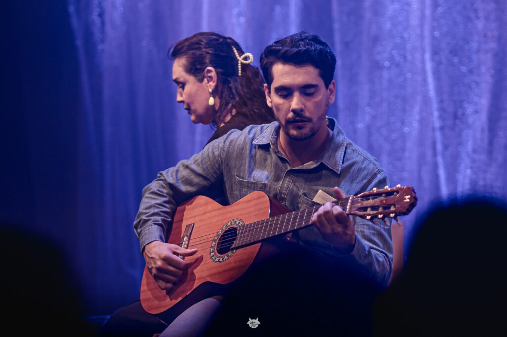 Em cartaz, peça “Todo Redemoinho começa com um sopro” em teatro reinaugurado