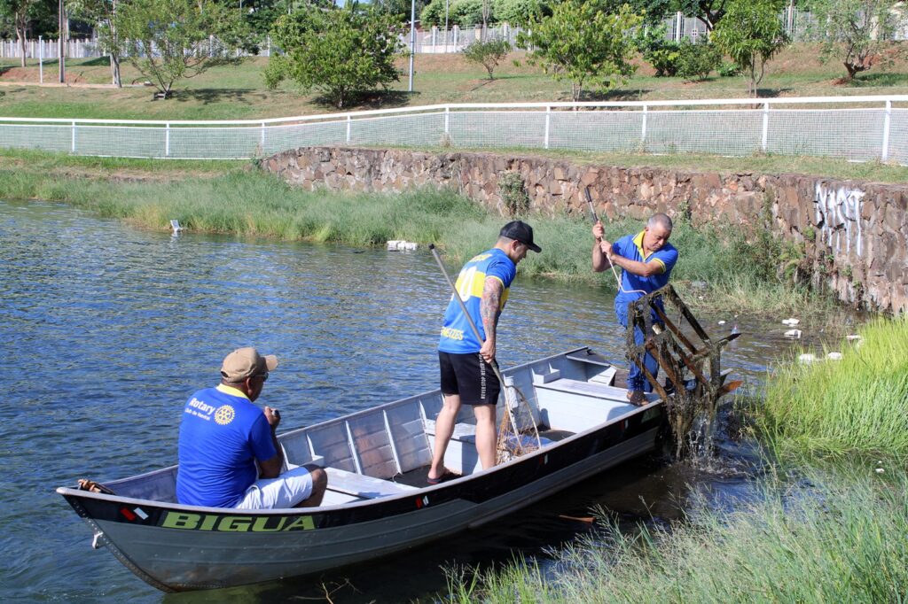 Ação conjunta em Naviraí promove limpeza no lago do Parque Sucupira