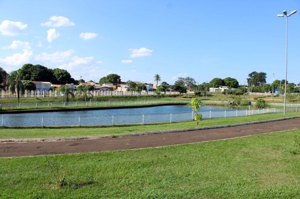 Ação conjunta em Naviraí promove limpeza no lago do Parque Sucupira