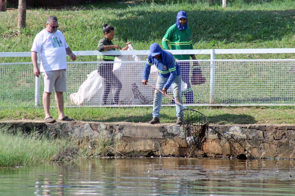 Ação conjunta em Naviraí promove limpeza no lago do Parque Sucupira