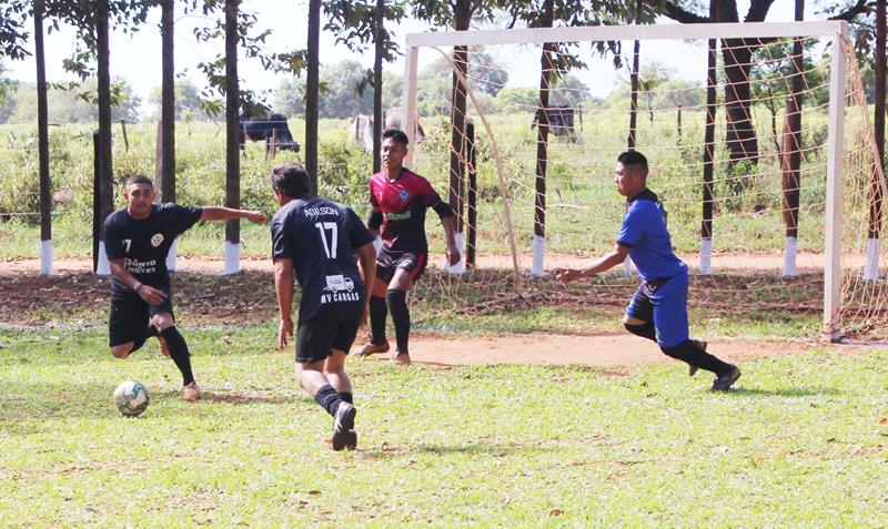 Quatro jogos abriram nesse domingo o 1º Campeonato Rural de Suíço no Loteamento Querência em Amambai