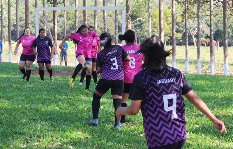 Quatro jogos abriram nesse domingo o 1º Campeonato Rural de Suíço no Loteamento Querência em Amambai