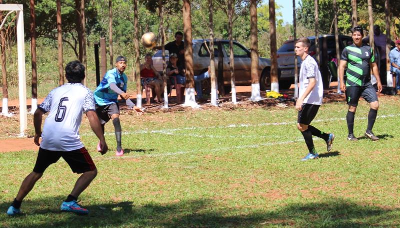 Quatro jogos abriram nesse domingo o 1º Campeonato Rural de Suíço no Loteamento Querência em Amambai