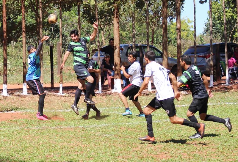 Quatro jogos abriram nesse domingo o 1º Campeonato Rural de Suíço no Loteamento Querência em Amambai