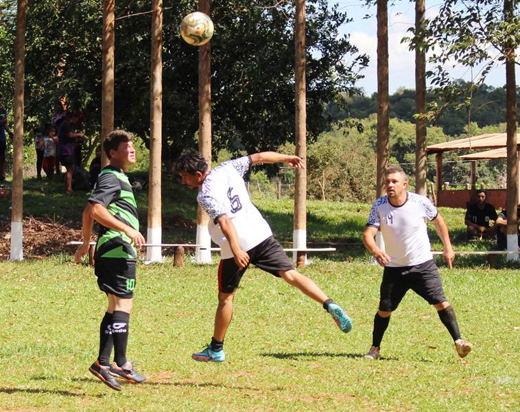 Quatro jogos abriram nesse domingo o 1º Campeonato Rural de Suíço no Loteamento Querência em Amambai