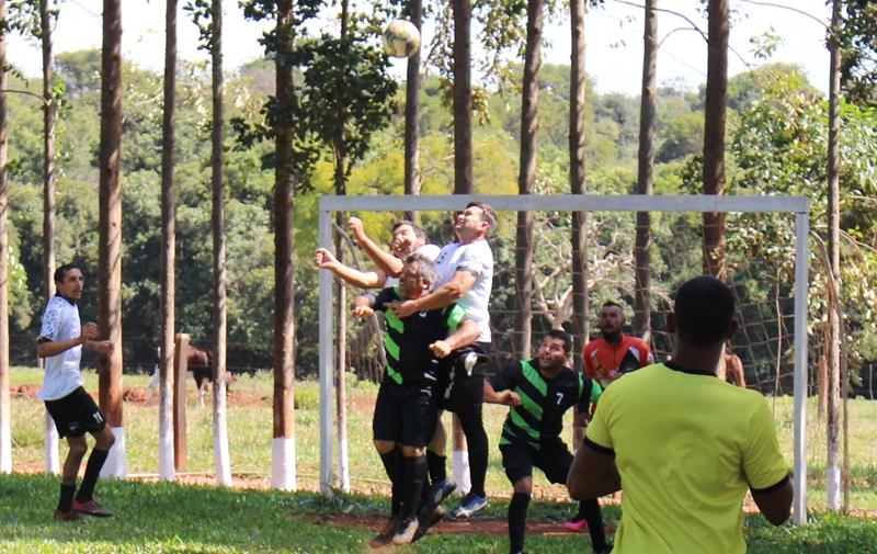 Quatro jogos abriram nesse domingo o 1º Campeonato Rural de Suíço no Loteamento Querência em Amambai