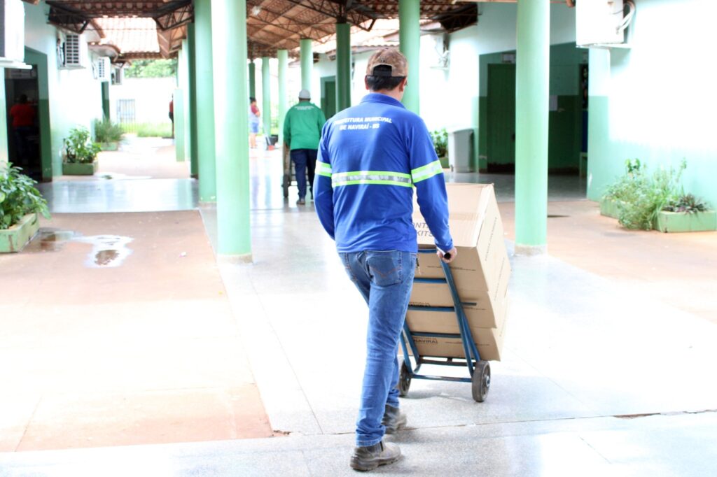 Alunos da Rede Municipal de Ensino de Naviraí começam a receber os kits escolares adquiridos pela Prefeitura