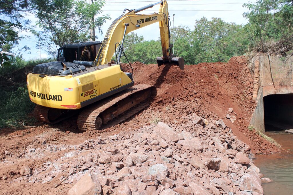 Prefeitura de Naviraí executa obra de contenção de processo erosivo em canalização do Córrego do Touro