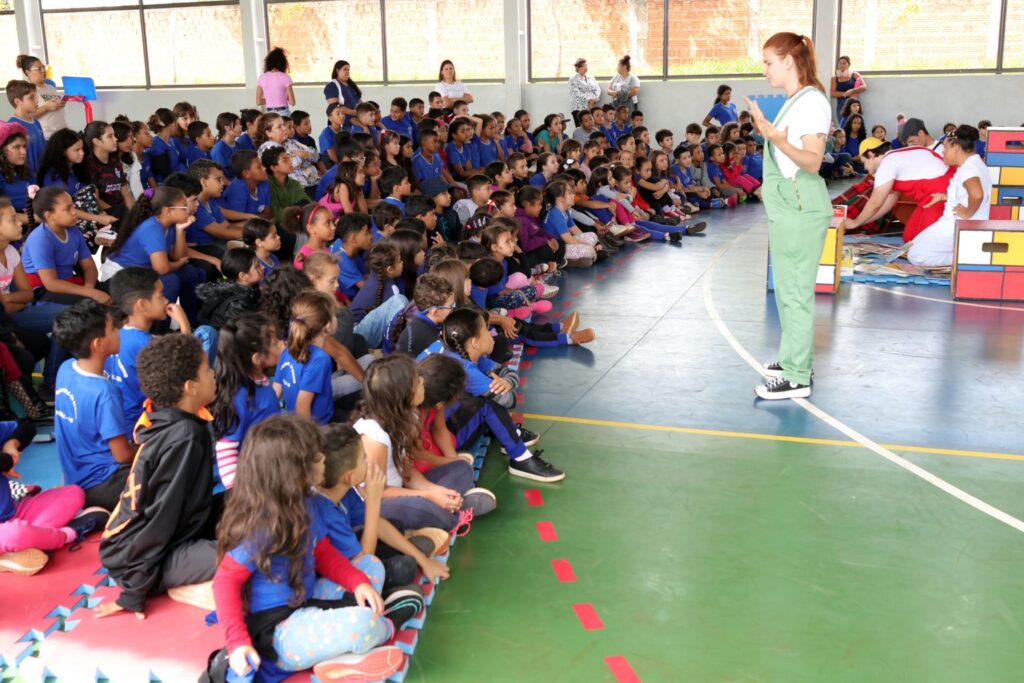 Escolas da Rede Municipal de Naviraí recebem o espetáculo “Os Botões das Camisas e das Rosas”