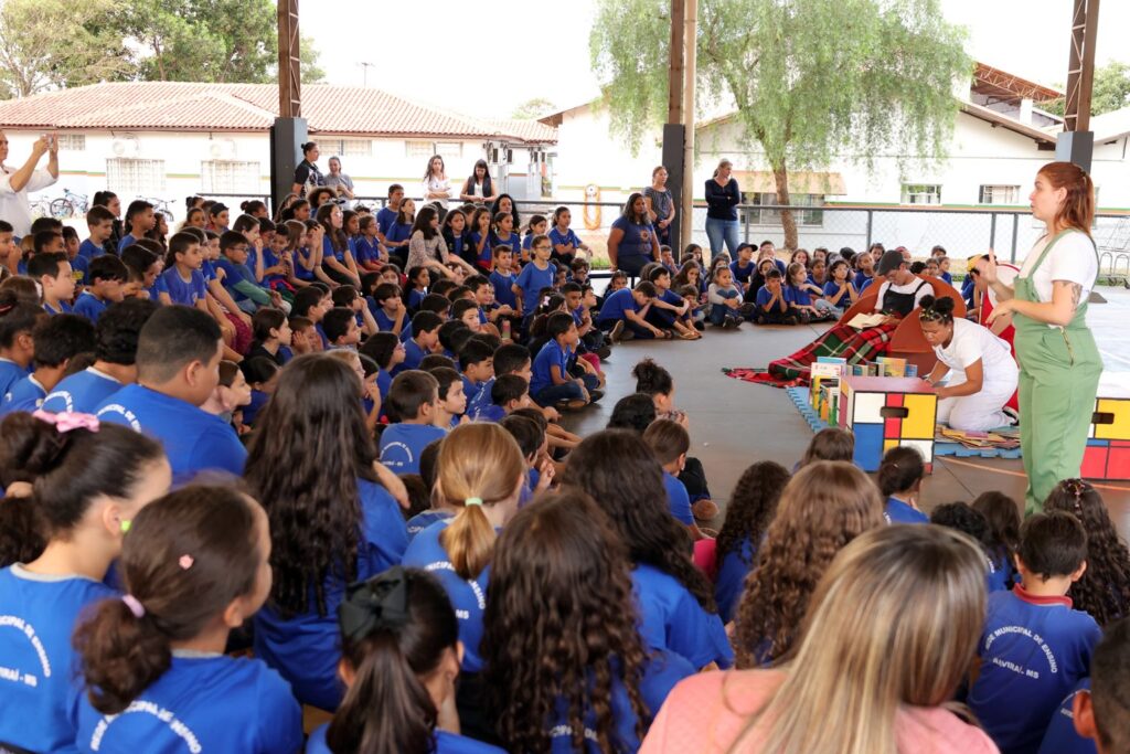 Escolas da Rede Municipal de Naviraí recebem o espetáculo “Os Botões das Camisas e das Rosas”