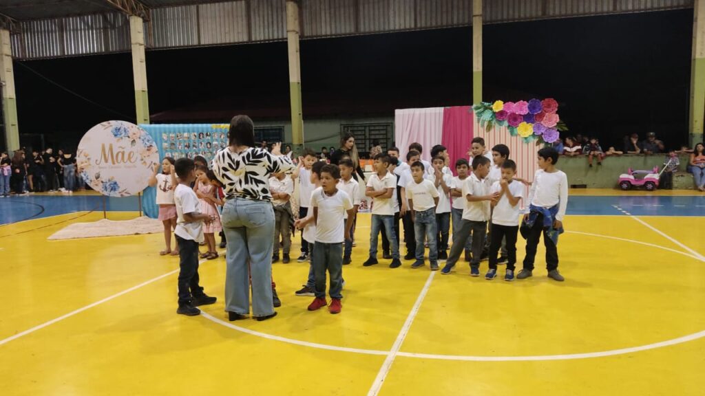 Escola Municipal Dr. Mitsuro Saito entrega boletins dos alunos e realiza homenagem às mães em Paranhos