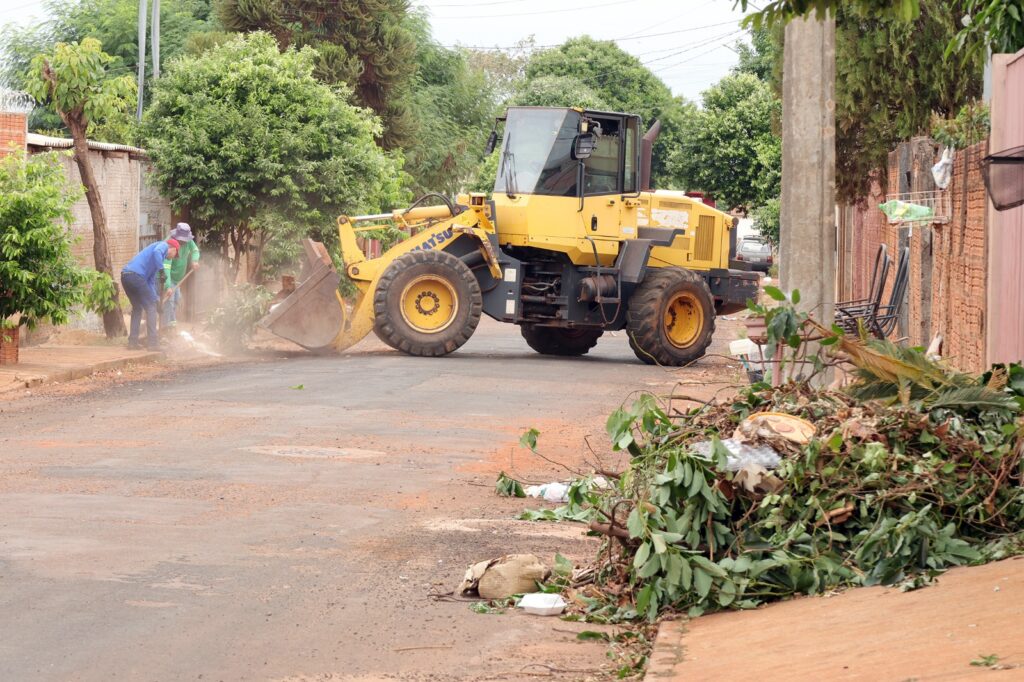 Prefeitura de Naviraí executa mutirão de limpeza na região do Bairro Vila Nova