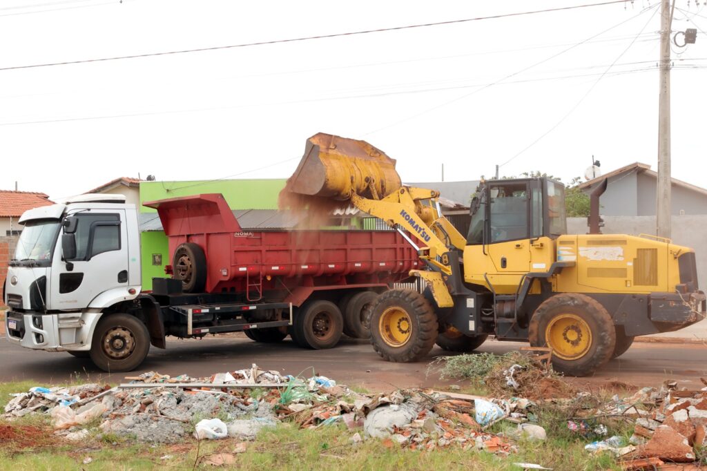 Prefeitura de Naviraí executa mutirão de limpeza na região do Bairro Vila Nova